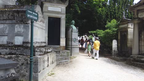 Schuss-Von-Touristen,-Die-Den-Berühmten-Friedhof-Von-Pere-Lachaise-In-Paris-Frankreich-Besuchen