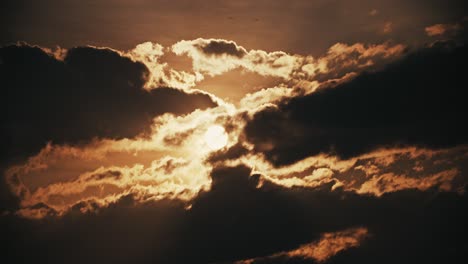 Dramatischer-Sonnenuntergang-Hinter-Dunkler-Hintergrundbeleuchteter-Wolkensilhouette---Heller-Heißer-Sonnenschein-Filmischer-Szenischer-Sonnenaufgang-Zeitraffer-4k