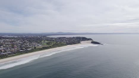 Tranquil-Scenery-On-The-Idyllic-Burgess-Beach-In-Forster,-Australia---aerial-drone-shot