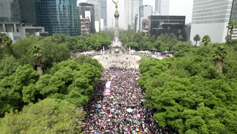 Luftaufnahme-Der-Pride-Parade-Auf-Dem-Paseo-De-La-Reforma-In-Mexiko-Stadt