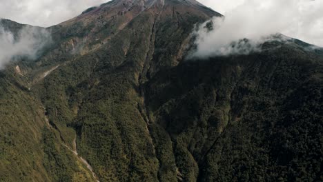 Dichter-Wald-An-Den-Hängen-Des-Tungurahua-Vulkans-Tagsüber-In-Ecuador