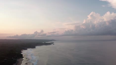 Luftflug-Entlang-Der-Küste-Am-Südstrand-Der-Insel-Java-Bei-Friedlichem-Sonnenaufgang