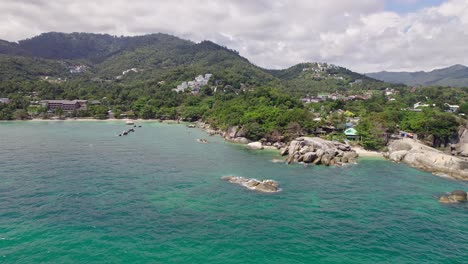 Wunderschöne-4k-drohnenaufnahmen-Des-Strandes-Und-Einzigartiger-Felsmerkmale-Am-Hin-Ta-Hin-Yai-Beach-Auf-Koh-Samui-In-Thailand