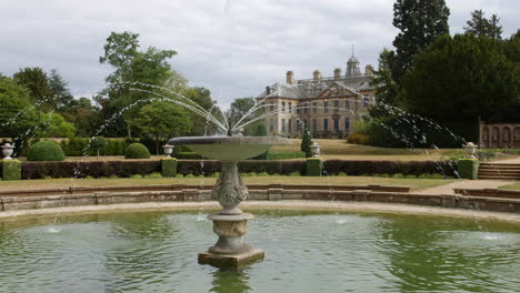 Ein-Springbrunnen-In-Einem-Großen-Pool-In-Den-Luxuriösen-Gärten-Eines-Wohlhabenden-Herrenhauses-In-England