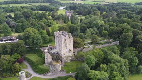 El-Castillo-De-Blarney,-Irlanda,-Retrocede,-Revela-Imágenes-Aéreas-De-Drones