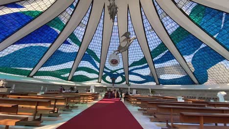 Gleitendes-Filmmaterial,-Das-Durch-Die-Haupthalle-Der-Kathedrale-Der-Stadt-Brasilia-Geht,-Die-Vom-Architekten-Oscar-Niemeyer-Entworfen-Wurde