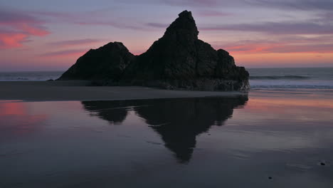 Rock-reflection-in-wet-sand