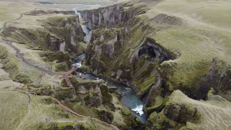 Volando-Sobre-El-Cañón-Fjadrargljufur-En-El-Sureste-De-Islandia
