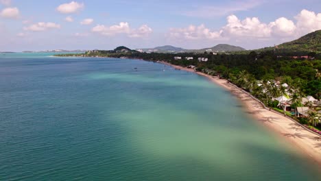 Imágenes-De-Dron-De-4k-De-La-Playa-En-Mae-Nam-En-Koh-Samui-En-Tailandia,-Incluidos-Resorts-Frente-Al-Mar-Con-Hermosas-Nubes-En-El-Cielo-Y-Agua-Cristalina-Verde-Azulado