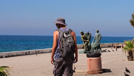 Männlicher-Tourist-Mit-Rucksack,-Der-Entlang-Der-Promenade-In-Nikosia-Geht
