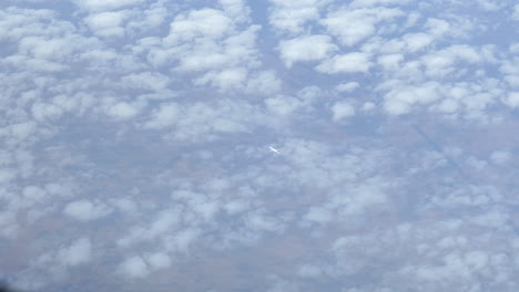 Avión-Distante-Volando-Por-Encima-De-Las-Nubes-Visto-Desde-La-Cabina-Arriba