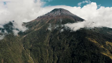 Vista-Panorámica-Del-Volcán-Tungurahua-En-Los-Andes-Cerca-De-Baños-De-Agua-Bendita,-Ecuador