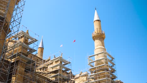 Türkisch-zypriotische-Und-Türkische-Flaggen-Wehen-Zwischen-Den-Minaretten-Der-Selmiye-Moschee