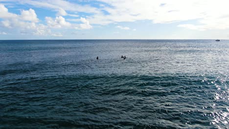 Saca-Una-Foto-De-Surfistas-Sentados-En-Tablas-Esperando-Olas-En-Hawaii-En-Un-Día-Soleado