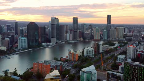 Panoramic-View-Of-Southern-Suburbs-Of-Kangaroo-Point-And-Vehicles-Traveling-Across-Story-Bridge-In-Brisbane,-QLD-Australia