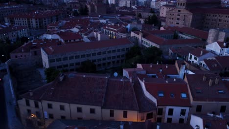 Luftaufnahme-Von-Salamanca-Spanien-Mit-Einem-Kleinen-Viertel-In-Der-Stadt-Bei-Nacht