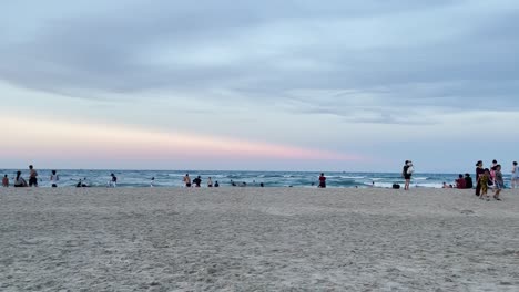 Strandbesucher-Amüsieren-Sich-Bei-Sonnenuntergang-An-Meinem-Khe-Strand-In-Da-Nang
