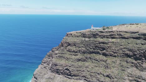 Ponta-Do-Pargo-Leuchtturm-Auf-Ponta-Vigil-Mit-Blick-Auf-Das-Blaue-Meer-Im-Sommer-In-Madeira,-Portugal