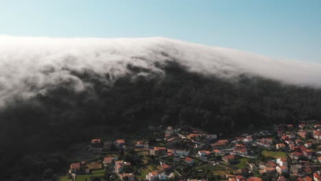 Märchenhafte-Flugszene-In-Der-Nähe-Einer-Linsenförmigen-Wolkenformation-In-Der-Nähe-Des-Dorfes-Monte-De-Santa-Tecla-Galicien,-Spanien