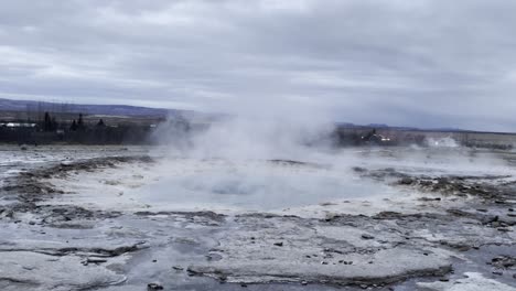 Island-Heißwasser-Geysir-Sprudelt-Und-Führt-Große-Eruptionen-Durch