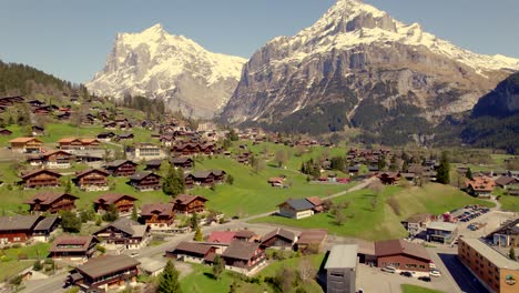 Imágenes-Aéreas-De-Drones-Sobrevolando-Grindelwald-Grund-Frente-A-La-Majestuosa-Montaña-Wetterhorn-En-Los-Alpes-Suizos