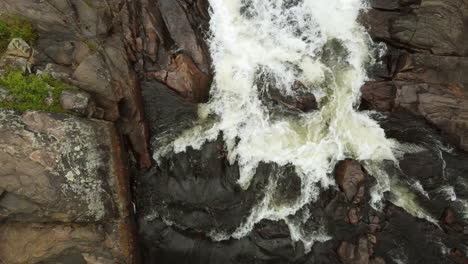 Fluss,-Der-Durch-Einen-Kleinen-Wasserfall-Fließt,-Der-Schaum-Dolly-Nach-Rechts-Verursacht