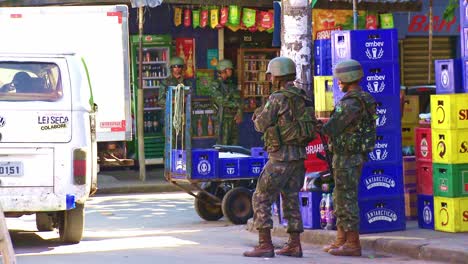 Tropas-Militares-En-Una-Demostración-De-Fuerza-Contra-El-Crimen-En-La-Favela-De-Río-De-Janeiro