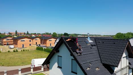Arbeiter,-Die-Auf-Dem-Dach-Arbeiten-Und-Sonnenkollektoren-Installieren---Luftbild