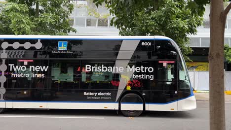 Neueste-Technologie-Pilot-Metro-Testing-1,-Brisbane-Metro-Mit-Hochwertigen-Und-Leistungsstarken-Funktionen,-Batterieelektrischem-Betrieb-Und-Emissionsfreien-Auspuffrohren,-Die-Eine-Verbindung-Von-Der-Stadt-Zur-Achtmeilenebene-Herstellen