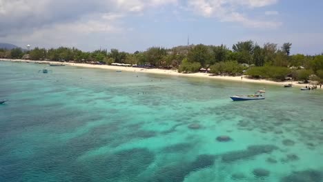 Nadando-En-El-Agua-Turquesa-Increíble-Vista-Aérea-Vuelo-Volar-Hacia-Adelante-Imágenes-De-Drones-De-Gili-Trawangan-Dream-Beach-Lombok-Indonesia-En-El-Verano-De-2017