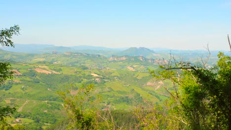 Malerischer-Blick-Auf-Die-Natur-Von-San-Marino-In-Italien---Schwenken