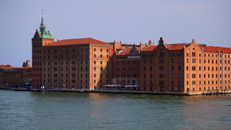 Landmark-Contemporary-Build-On-Guidecca-Island,-The-Hilton-Molino-Stucky-Venice-In-Northern-Italy