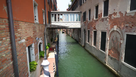 Small-Bridge-Linking-Residential-Buildings-By-The-Grand-Canal-In-Venice,-Italy