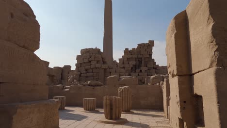 Hito-Templo-De-Karnak,-Luxor,-Egipto.-Disparo-De-Pedestal
