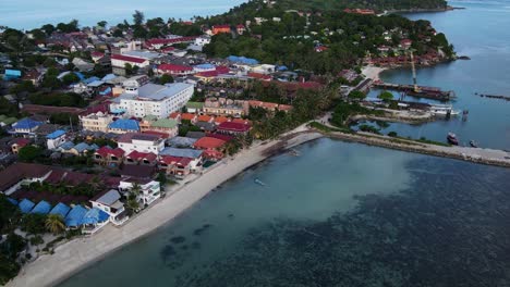 Eine-Luftaufnahme-Von-Strandresorts-Mit-Meerblick-Auf-Der-Wunderschönen-Tropischen-Insel-Koh-Phangan