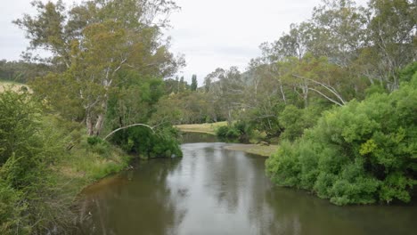 Upstream-view-of-the-Mitta-Mitta-River-at-the-township-of-Mitta-Mitta,-north-east-Victoria,-Australia