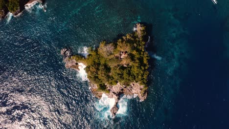 Small-islet-in-gorgeous-Crystal-Bay-in-Nusa-Penida,-Bali
