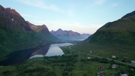 Montañas-Lofoten-Reflexionando-Sobre-Un-Lago-Durante-La-Noche-De-Verano-En-El-Norte-De-Noruega