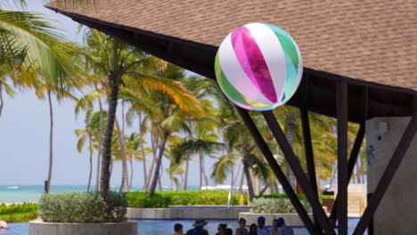 Beach-Ball-Fliegt-Durch-Die-Luft-Im-Tropischen-Resort-In-Der-Dominikanischen-Republik