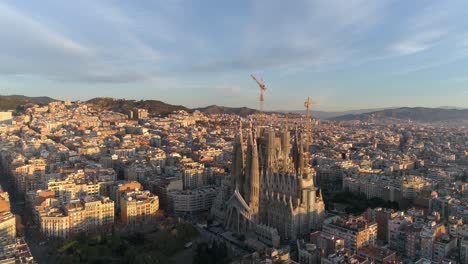 Die-Kathedrale-La-Sagrada-Familia-Und-Die-Stadt-Barcelona-Bei-Sonnenaufgang