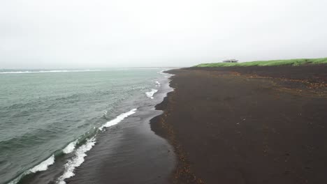 Playa-De-Arena-Negra-En-Islandia-Con-Video-De-Drones-Bajo-Y-Avanzando