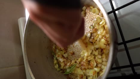 Vertical-Shot---Sauteing-Onion-In-A-Pan-With-Cooking-Oil