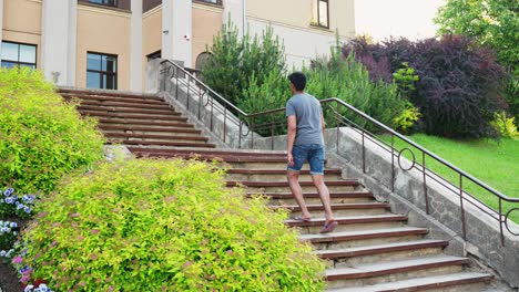 Joven-Asiático-Sube-Las-Escaleras-De-Piedra,-Solicitando-La-Universidad