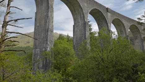 El-Viaducto-Del-Puente-Del-Tren-De-Escocia-Desde-Debajo-De-Las-Columnas-Revela-El-Disparo