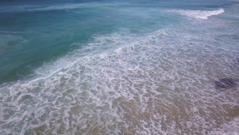 Luftbild-Von-Meereswellen,-Die-An-Die-Küste-Schlagen