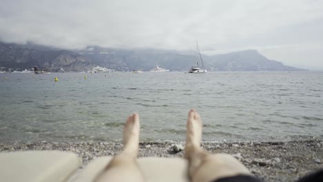 Relajarse-En-Un-Club-De-Playa-En-El-Sur-De-Francia-Con-Vistas-A-La-Montaña-Y-Barcos