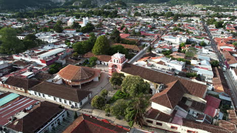 Drohnenaufnahme,-Die-Morgens-Den-Maurischen-Bogen-Der-Stadt-San-Cristobal-De-Las-Casas-In-Chiapas-Mexiko-Bereist