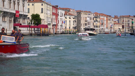 Grupo-De-Hombres-Montando-En-Barco-De-Crucero-En-El-Canal-De-Venecia,-Italia