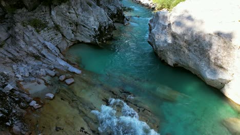 El-Río-Soča-En-Eslovenia,-Parte-Del-Parque-Nacional-Triglav,-Tiene-Un-Color-Verde-Esmeralda-Y-Es-Uno-De-Los-Ríos-Más-Bellos-De-Toda-Europa