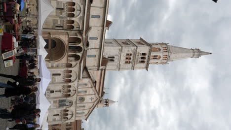 Video-Vertical-Nublado-De-La-Catedral-De-Modena-Y-La-Plaza-Del-Mercado-Piazza-Grande